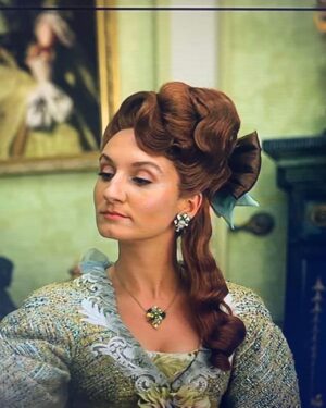 Bessie Carter Instagram - One of the best things about Bridgerton is getting to wear the incredible wigs that were thought up by the incredible @emmarigby_pro 🤌🏼✨
She created me and the Queens lewwwkz but on top of that was one of the kindest and funniest people to be around. She deserves everything coming her way. 
Love you Em xx

Cant wait for you guys to see what else she has in store for you in part 2 🌚

@bridgertonnetflix @shondaland @netflix
