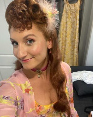 Bessie Carter Instagram - One of the best things about Bridgerton is getting to wear the incredible wigs that were thought up by the incredible @emmarigby_pro 🤌🏼✨
She created me and the Queens lewwwkz but on top of that was one of the kindest and funniest people to be around. She deserves everything coming her way. 
Love you Em xx

Cant wait for you guys to see what else she has in store for you in part 2 🌚

@bridgertonnetflix @shondaland @netflix