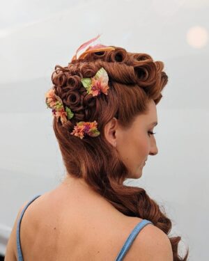 Bessie Carter Instagram - One of the best things about Bridgerton is getting to wear the incredible wigs that were thought up by the incredible @emmarigby_pro 🤌🏼✨
She created me and the Queens lewwwkz but on top of that was one of the kindest and funniest people to be around. She deserves everything coming her way. 
Love you Em xx

Cant wait for you guys to see what else she has in store for you in part 2 🌚

@bridgertonnetflix @shondaland @netflix