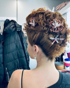 Bessie Carter Instagram - One of the best things about Bridgerton is getting to wear the incredible wigs that were thought up by the incredible @emmarigby_pro 🤌🏼✨
She created me and the Queens lewwwkz but on top of that was one of the kindest and funniest people to be around. She deserves everything coming her way. 
Love you Em xx

Cant wait for you guys to see what else she has in store for you in part 2 🌚

@bridgertonnetflix @shondaland @netflix