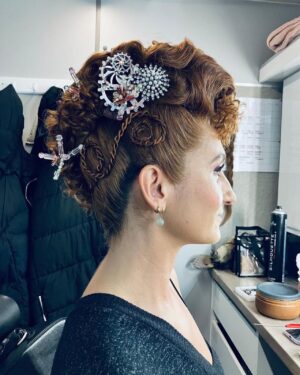 Bessie Carter Instagram - One of the best things about Bridgerton is getting to wear the incredible wigs that were thought up by the incredible @emmarigby_pro 🤌🏼✨
She created me and the Queens lewwwkz but on top of that was one of the kindest and funniest people to be around. She deserves everything coming her way. 
Love you Em xx

Cant wait for you guys to see what else she has in store for you in part 2 🌚

@bridgertonnetflix @shondaland @netflix