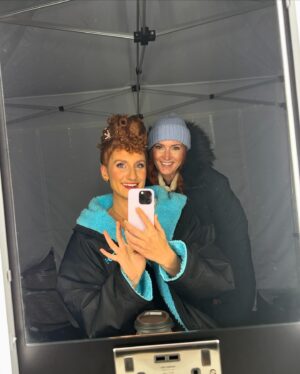 Bessie Carter Instagram - One of the best things about Bridgerton is getting to wear the incredible wigs that were thought up by the incredible @emmarigby_pro 🤌🏼✨
She created me and the Queens lewwwkz but on top of that was one of the kindest and funniest people to be around. She deserves everything coming her way. 
Love you Em xx

Cant wait for you guys to see what else she has in store for you in part 2 🌚

@bridgertonnetflix @shondaland @netflix