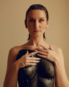 Bessie Carter Instagram - Bridgerton Series 3 World Premiere 🦋

Captured by @davidurbanke 

Earrings & cuff by @aariya_diamonds 

Breastplate by @cameronhancock.studio 

Skirt by @halfpennylondon 

Shoes by @louboutinworld 

Hair by @christiaan.vanbremen 

Make up by @akikoowada 

Nails by @jessyoungnails 

Styled by @styledbysrh 

PR by @pinnaclepruk 

@bridgertonnetflix @shondaland @netflix