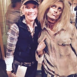 Beth Littleford Instagram - With the delightful, talented & undead (just for tonight's @2BrokeGirls episode) @bethbehrsreal (with her neck guts showing.) 9 pm @CBS #2BrokeGirls