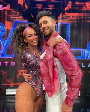Betsy Camino Instagram - 14 de febrero 🕺🏼!! Día del amor 🧡 yo celebro el amor por lo q hago y las bendiciones q siempre tengo !!! Hoy con @bastian.retamal y nuestro profe @andrescoke nos presentamos en @aquisebaila13 
 
Gracias a mi clínica amada @clinicabiotherapycl por dejarme estupendaaaaaaa !!! Mi mini lipo va cómo viento en popa !! Sigan @clinicabiotherapycl !!
Mi sonrisa de @dra.loaiza
