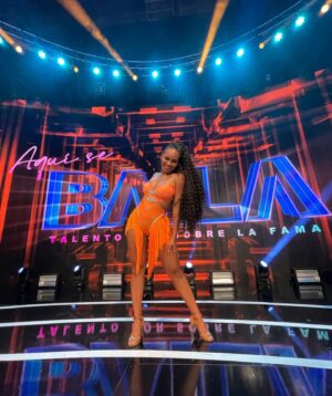 Betsy Camino Instagram - Hoy hoy !!!! Un nuevo baile 👯‍♀️ SALSA 💃 LO MIOOO en @aquisebaila13 X @canal13cl 
Junto a los más top mi patner lindo hermoso apañador @bastian.retamal y mi profesor q lo amooooooo al infinito @andrescoke !!! 

Mi pelo bello son extensiones perrisinas de mi tienda @atrevidisima_boutique 
Mi cuerpo a cargo de @clinicabiotherapycl 
Maje up @alefernandez.makeup