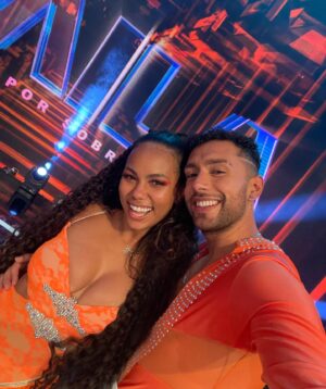 Betsy Camino Instagram - Hoy hoy !!!! Un nuevo baile 👯‍♀️ SALSA 💃 LO MIOOO en @aquisebaila13 X @canal13cl 
Junto a los más top mi patner lindo hermoso apañador @bastian.retamal y mi profesor q lo amooooooo al infinito @andrescoke !!! 

Mi pelo bello son extensiones perrisinas de mi tienda @atrevidisima_boutique 
Mi cuerpo a cargo de @clinicabiotherapycl 
Maje up @alefernandez.makeup