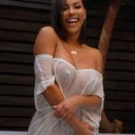 Betsy Camino Instagram - Calentemos el día 🔥 En mi #unlok ya está disponible todo el material BOMBA dedicado a ti 🤭🫵🏽 entra en el link que está en mi biografía o en historias Hoy me dedicaré a responder todos los mensajes de mi Unlok, así que por allá te confiesas 🤣😈 🎥 @jaimebaezasoy Cabello alisado / @byc_salon 💄 @makeupbyve Equipo Miami @atomick_latam @unlok_me