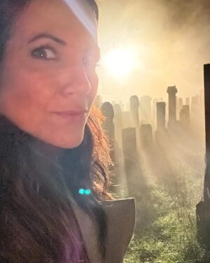 Bettina Zimmermann Instagram - Mein heutiger Arbeitsplatz…. Nachtdreh….“Kohlrabenschwarz“ #setlife #night # spooky @kohlrabenschwarz_official