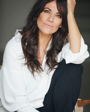 Bettina Zimmermann Instagram - Habt einen schönen Feierabend….. die Hälfte der Woche ist geschafft…. #erstesshootingdiesesjahr Photo :@nelakoenig  Hemd: meine Kollektion für Seidensticker hair&makeup: by myself #bestager #lovetobeawomanover45
