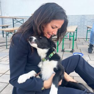 Bettina Zimmermann Instagram - Filmhunde am Set mein Glück und der Horror der Kostümabteilung….
Ab heute laufen übrigens  wieder neue Folgen „Ein Fall für Zwei“ immer freitags 20:15 Uhr im ZDF. #hundeliebe #filmhunde @zdfmediathek @odeonfiction @antoinemonot @wanjamues  #effz #frankfurt