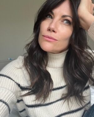 Bettina Zimmermann Instagram - Hmmm, liebes Wetter, was soll man davon halten….Gestern gab es mal einen Tag Sonne, heute ist es wieder kalt und regnerisch und die Aussicht ist nicht wirklich schön….Wie sieht es bei Euch aus?! Wünsche Euch dennoch einen schönen Sonntag, lasst Euch die Laune nicht verderben….#wobleibtderfrühling #daswetterdrücktaufsgemuet …..weil ich so oft gefragt wurde: Pullover: @marccain // unbezahlte Werbung wegen Namensnennung