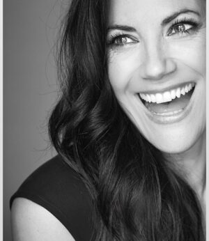 Bettina Zimmermann Instagram - Wochenende, Corona und das Wetter ist auch nicht besonders.....trotz dieser Umstände: verliert Euer Lachen  nicht.... dreht die Musik auf, tanzt durch die Wohnung, kocht Euer Lieblingsessen oder macht „.Querfeldeinessen“ aus dem Kühlschrank, malt Euch gegenseitig an, streicht ein, zwei, drei oder gleich alle Wände, zieht die Klamotten Eures Partners an, macht eine Kissenschlacht, stellt alle Möbel um, zeltet indoor, macht ein Picknick  auf dem Fußboden, spielt „Ticklemetoo“, zieht Bohnen auf der Fensterbank,rüstet das Bett zum Trampolin um, stapelt Euch aufeinander wie die Bremer Stadtmusikanten, gebt Eurer Hausfliege einen Namen,.....was auch immer ihr macht, Hauptsache es macht Euch Spaß und Ihr lacht viel dabei! Ich wünsche Euch ein richtig tolles Wochenende #lachentutsogut #verliertesnicht Photo: @nelakoenig