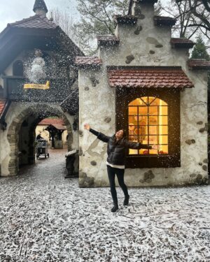 Bettina Zimmermann Instagram - Eben noch beim Radio Regenbogen Award und jetzt schon bei Frau Holle! Ich liebe den Europapark….Das Kind in mir explodiert vor Freude….. #immerkindbleiben #verlerneniezuspielen #Spass #fun @europapark Was ist mit Euch?!