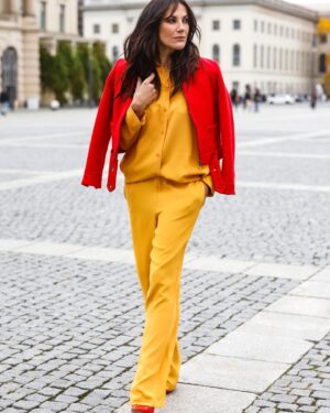Bettina Zimmermann Instagram - Lasst Euch die Laune am Wochenende nicht verderben, ein bisschen Farbe tut gut….. Wünsche Euch ein tolles Wochenende!  P.S.: Welche Farbkombi gefällt Euch am besten?! Oder gehört Ihr zu den schwarz/grau Trägern?! #herbstlaune #farben #seidensticker #essentials @seidensticker_com #meineeigenekollektion photos: @franziskakrug_getty ….Basics aus meiner Seidensticker Kollektion ab sofort bei Seidensticker.de erhältlich //Werbung