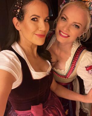 Bettina Zimmermann Instagram - Was für ein schönes Wochenende…. Schön war’s mal wieder bei der legendären Weißwurstparty im Stanglwirt….und der Tag danach …. mit meinem guten alten Freund dem Solebad….. was habt Ihr am Wochenende gemacht? #weißwurstparty @stanglwirt #wochenendebeifreunden #wiezuhause #lieblingshotel #austria #snow #mountains #spa @franziskaknuppe @christiane.knaup @knauprecords dress: @kinga_mathe_official  hair: @ghd make up by myself Produkte : @jacksbeautyline // unbezahlte Werbung wegen Namensnennung