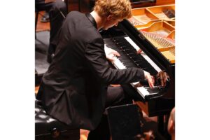 Bettina Zimmermann Instagram - Werbung: Was für ein wundervoller Abend! Der begnadete Pianist Jan Lisiecki verzauberte uns gestern auf dem Rheingau Musik Festival zusammen mit dem Norwegian Chamber Orchestra. Was für ein unglaublich talentierter junger Künstler. Das Benefizkonzert war zugunsten von Zukunft Kultur e.V. Hauptsponsor war LG SIGNATURE, die das Konzert in Wiesbaden überhaupt erst ermöglicht haben. Der Erlös geht zu 100% an junge, international aufstrebende Künstler/innen wie z.B. dem Youth Sinfonie Orchestra of Ukraine um Ihnen Auftritte zu ermöglichen. Danke LG SIGNATURE und vor allem Danke Jan Lisiecki mit dem Norwegian Chamber Orchestra für diesen wundervollen Abend. LG SIGNATURE beweist nicht nur Stil beim Design ihrer Produkte, sondern auch Stil im Umgang mit Künstlern. Danke dafür!
 //Werbung #LGSIGNATURE #charityconcert #janlisiecki #theartofessence #LG #benefizkonzert #rmf2022 #rheingaumusikfestival @lg_signature @rheingau_musik_festival @lg_deutschland