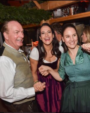 Bettina Zimmermann Instagram - Was für ein schönes Wochenende…. Schön war’s mal wieder bei der legendären Weißwurstparty im Stanglwirt….und der Tag danach …. mit meinem guten alten Freund dem Solebad….. was habt Ihr am Wochenende gemacht? #weißwurstparty @stanglwirt #wochenendebeifreunden #wiezuhause #lieblingshotel #austria #snow #mountains #spa @franziskaknuppe @christiane.knaup @knauprecords dress: @kinga_mathe_official  hair: @ghd make up by myself Produkte : @jacksbeautyline // unbezahlte Werbung wegen Namensnennung