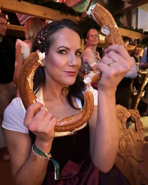 Bettina Zimmermann Instagram - Was für ein schönes Wochenende…. Schön war’s mal wieder bei der legendären Weißwurstparty im Stanglwirt….und der Tag danach …. mit meinem guten alten Freund dem Solebad….. was habt Ihr am Wochenende gemacht? #weißwurstparty @stanglwirt #wochenendebeifreunden #wiezuhause #lieblingshotel #austria #snow #mountains #spa @franziskaknuppe @christiane.knaup @knauprecords dress: @kinga_mathe_official  hair: @ghd make up by myself Produkte : @jacksbeautyline // unbezahlte Werbung wegen Namensnennung