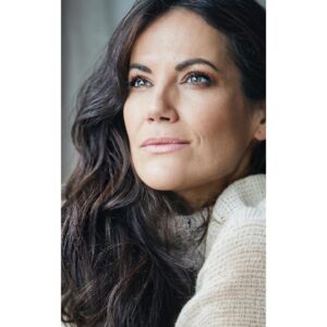 Bettina Zimmermann Instagram - Ihr Lieben, ich wünsche Euch, das 2024 Euer Jahr wird, gefüllt von Liebe, Leben, toller Momente und positiver Entwicklungen. 
Liebes 2024,  ich wünsche mir für Dich, daß Du ein ganz besonderes Jahr wirst. Ein Jahr voller friedvoller, positiver Momente und Nachrichten, ein Jahr, wo die Menschen wieder zur Vernunft kommen, ein Jahr ohne nervenaufreibende Schlagzeilen. Es gibt so viele Konflikte und Probleme, ich wünsche mir, daß Du das Jahr der friedlichen Lösungen wirst. Das wäre doch mal was anderes als die Jahre zuvor. Was meinst Du?!…. Ich wäre Dir sehr dankbar….. #mandarfdochauchmaltraeumen #happynewyear #2024ichzaehlaufdich#love #peace #happiness
