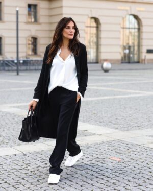 Bettina Zimmermann Instagram - Ihr Lieben, ich bin so happy, meine erste eigene Essentials Kollektion ist raus. Entstanden ist das Ganze in Zusammenarbeit mit Seidensticker, die es mir ermöglicht haben, mich an einer Essentials Kollektion austoben zu dürfen, die für alle Frauen und working Mum’s ist, die viel um die Ohren und nicht immer Zeit für sich selbst haben, aber dennoch Wert auf Mode und Stil legen. Eine Basics Kollektion für 24/7 all day long wear zum Kombinieren. Zeitlos, aber dennoch modern, souverän ohne das feminine zu verlieren, cool und legère, dennoch stilvoll. Morgens mit Sneakern oder Boots, abends mit Highheels zum Dinner, das Kleid, was sich zum Mantel verwandeln lässt, immer wieder neu gestylt durch Accessoires. Viel Zeit habe ich in die „unsichtbaren“ Details gesteckt, die mir sehr wichtig waren, da sie mich oft bei Basic Teilen  gestört oder für mich gefehlt haben: Hosentaschen, die nicht auftragen oder aufstehen, der Knopf am Hemd, der „genau den richtigen“ Ausschnitt ermöglicht: locker und stilvoll, nicht zu viel und nicht zu wenig, lange Ärmel, langes Bein, Taschen ein „must have“ in jedem Kleid, und und und. Basics für die Frauen von heute modernisiert und Nachhaltig produziert. Ich hoffe die Kollektion gefällt Euch…. Jetzt online bei Seidensticker.de @seidensticker_com #seidensticker @streetstyleshooters pictures: Franziska Krug @franziskakrug_getty #nachhaltigproduziert #kollektion #fashion #mode #design //Werbung