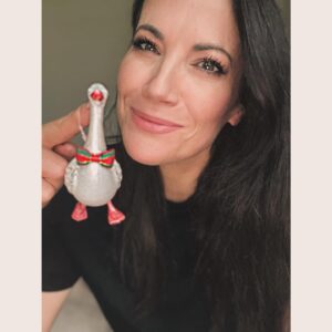 Bettina Zimmermann Instagram - ….bei uns hängt die Weihnachtsgans dieses Jahr im Baum…. Was habt Ihr reingehängt?! Ihr Lieben, ich wünsche Euch wundervolle, friedvolle Weihnachten im Kreise Eurer Liebsten….genießt es, auch wenn es mit der lieben Family manchmal anstrengend sein kann. Denkt immer daran, nicht jedem ist es vergönnt bei seinen Liebsten zu sein….❤️🌲 Merry Christmas ✨#merrychristmas #weihnachten #weihnachtsdeko #muttihatsichaufgehübscht #familytime #love #missyoudad