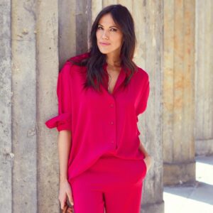 Bettina Zimmermann Instagram - Ihr Lieben, ich freue mich: die neuen Basics meiner Essentials Collection sind da! Diesmal u.a. in der leuchtenden Farbe Fuchsia! Die Bettina Zimmermann for Seidensticker Collection gibt es ab sofort auch bei @peterhahn_fashion.  Wie gefällt Euch die  Farbe?! Werbung/ Anzeige