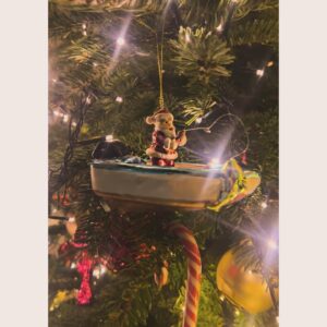 Bettina Zimmermann Instagram - ….bei uns hängt die Weihnachtsgans dieses Jahr im Baum…. Was habt Ihr reingehängt?! Ihr Lieben, ich wünsche Euch wundervolle, friedvolle Weihnachten im Kreise Eurer Liebsten….genießt es, auch wenn es mit der lieben Family manchmal anstrengend sein kann. Denkt immer daran, nicht jedem ist es vergönnt bei seinen Liebsten zu sein….❤️🌲 Merry Christmas ✨#merrychristmas #weihnachten #weihnachtsdeko #muttihatsichaufgehübscht #familytime #love #missyoudad