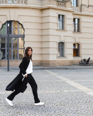 Bettina Zimmermann Instagram - Ihr Lieben, ich bin so happy, meine erste eigene Essentials Kollektion ist raus. Entstanden ist das Ganze in Zusammenarbeit mit Seidensticker, die es mir ermöglicht haben, mich an einer Essentials Kollektion austoben zu dürfen, die für alle Frauen und working Mum’s ist, die viel um die Ohren und nicht immer Zeit für sich selbst haben, aber dennoch Wert auf Mode und Stil legen. Eine Basics Kollektion für 24/7 all day long wear zum Kombinieren. Zeitlos, aber dennoch modern, souverän ohne das feminine zu verlieren, cool und legère, dennoch stilvoll. Morgens mit Sneakern oder Boots, abends mit Highheels zum Dinner, das Kleid, was sich zum Mantel verwandeln lässt, immer wieder neu gestylt durch Accessoires. Viel Zeit habe ich in die „unsichtbaren“ Details gesteckt, die mir sehr wichtig waren, da sie mich oft bei Basic Teilen  gestört oder für mich gefehlt haben: Hosentaschen, die nicht auftragen oder aufstehen, der Knopf am Hemd, der „genau den richtigen“ Ausschnitt ermöglicht: locker und stilvoll, nicht zu viel und nicht zu wenig, lange Ärmel, langes Bein, Taschen ein „must have“ in jedem Kleid, und und und. Basics für die Frauen von heute modernisiert und Nachhaltig produziert. Ich hoffe die Kollektion gefällt Euch…. Jetzt online bei Seidensticker.de @seidensticker_com #seidensticker @streetstyleshooters pictures: Franziska Krug @franziskakrug_getty #nachhaltigproduziert #kollektion #fashion #mode #design //Werbung