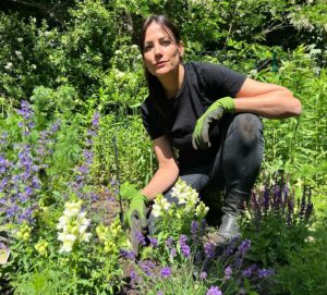 Bettina Zimmermann Instagram - Liebe Lehrer, liebe Kids, 

gemeinsam Gärtnern und dabei mit anderen Kindern die Natur kennen und schätzen lernen, das ist eine großartige Sache.
Deshalb seid dabei bei der Schulgartenaktion 2023! 
Bereits zum fünften Mal ruft der Burda-Verlag mit dem Kindermagazin „Mein kleiner schöner Garten“ zur „Schulgartenaktion – Kleine Gärtner, große Ernte“ auf. 
Teilnehmen können Schulen aus ganz Deutschland, die einen Schulgarten haben oder einen Schulgarten planen. 

Einsendeschluss ist der 15.Oktober 2023, das Teilnahmeformular und Infos findet Ihr unter www.schulgartenaktion.de. 

Eine unabhängige Jury - wo ich dieses Jahr auch wieder dabei sein darf- wählt die tollsten Einsendungen aus und vergibt viele wertvolle Preise.
Schirmherrin der besonderen Nachhaltigkeitsoffensive, bei der das gemeinsame Werkeln, Lernen und Spaß haben im Vordergrund steht, ist die Parlamentarische Staatssekretärin im Bundesinnenministerium, Rita Schwarzelühr-Sutter.ich bin gespannt auf Eure Gärten. #schulgarten @alexander_mazza_official @schulgartenigsfurstenau @schulgarten_seeschule @wvsg_schulgarten @schulgartenmora @schulgarten.erleben @gsw_schulgarten 
P.S.: die Fotos sind natürlich nicht aktuell sondern stammen von einer Pflanzaktion😉