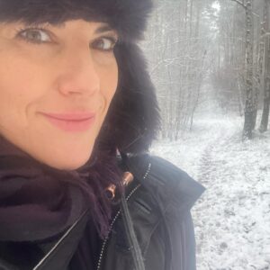 Bettina Zimmermann Instagram - Ihr Lieben, ich wünsche Euch ein wundervolles Weihnachtsfest. Lacht, feiert, tanzt, genießt das Essen und schnökert was das Zeug hält…..Merry Christmas….. Und solltet Ihr keine Weihnachten feiern, dann feiert das Leben und genießt die Zeit mit Euren Liebsten. Zeit miteinander verbringen zu können ist ein großes Geschenk, gerade in diesen Zeiten….. Merry Christmas….. …..Foto von meinem morgendlichen Winterwonderland Waldspaziergang…..#winterwonderland #christmas #merrychristmas