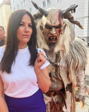 Bettina Zimmermann Instagram - Mein neues Haustier…..der will nur spielen…..
Morgen geht es los…. ab morgen läuft „Kohlrabenschwarz auf Paramount …. Alle Folgen laufen auf einmal. Kleiner Tipp: Zur Zeit gibt es ein kostenloses 7 Tage Probe Abo bei Paramount  …. Da könnt‘ Ihr also alle Folgen auf einmal binge watchen😉 Wer von Euch ist dabei?! #kohlrabenschwarz #mysterycrime @herrkessler @bettylamprecht @juergentonkel @peterketnath @tommy_krappweis @erikhaffner  #wasfüreinritt #bestesteam #blessed #horrormysterycrime