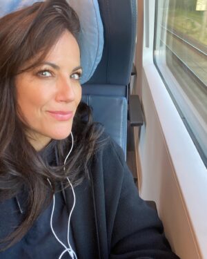Bettina Zimmermann Instagram - „On the road again“…..endlich dürfen wir nach einer Corona Zwangspause weiterdrehen…..ich freue mich sehr…. auch auf die Bahnfahrten, da hab‘ ich endlich mal wieder Zeit für Podcasts und  Hörbücher. Habt Ihr da Tipps für mich?!
Ich hätte einen für Euch auf Podimo: „Spurlos vermisst“. Da geht es um Vermisstenfälle bekannter Persönlichkeiten. Jede Woche gibt es eine neue Folge. Folge 1- 3 ist schon draußen und  behandelt das spurlose Verschwinden von dem Autoren des kleinen Prinzen, Antoine de Saint Éxupery, der Tochter von Al Bano und Romina Power ( wer kennt noch ihren Hit „Felicita“ ) Ylenia Carissi und Jimmy Hoffa, einer der schillerndsten Figuren amerikanischer Geschichte….. Würde mich über ein Feedback freuen, wie es Euch gefällt😉 #podcast #zugfahren @podimo_de // Werbung #natürlich habe ich eine Maske mit und setze sie auch auf, nur esse ich parallel gerade auch mein mitgebrachtes Brötchen. Ich habe nur den Moment genutzt. Ich bin Team „pro Maske“.😉