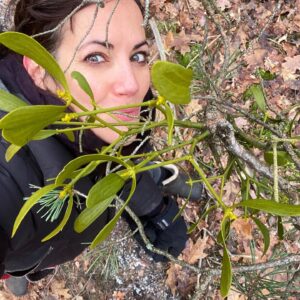 Bettina Zimmermann Instagram - ….under the mistletoe….Ihr Lieben ich wünsche Euch wundervolle Weihnachten, seid lieb zueinander auch wenn es vielleicht etwas stressig für manche wird, wenn die ganze Familie aufeinandertrifft, aber seid dankbar und froh dass Ihr sie habt……Meine Gedanken sind vor allem bei den Menschen, denen es nicht so gut geht, die im Kriegsgebiet leben, nicht Ihre Meinung äußern können, überhaupt nicht so leben können wie sie es wollen, die getrennt sind von Ihre Liebsten sind und die die viel Leid ertragen müssen….. 😉🎄…..In diesem Sinne friedvolle Weihnachten #love #merryxmas #demut #family #lovepeaceandharmony #ukraine #irak #iran #afghanistan