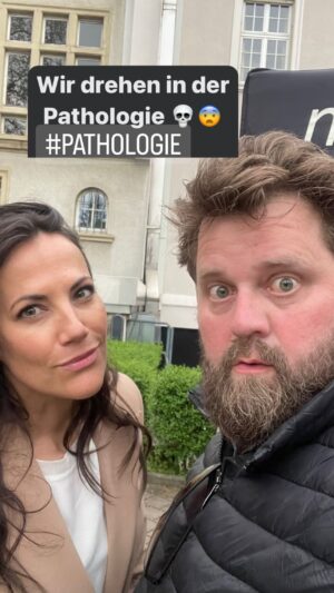 Bettina Zimmermann Instagram - Wir drehen gerade in der Pathologie 💀⚰️ Ein merkwürdiger Drehort 👻😨 Wir freuen uns aber sehr auf die Folge, die in wenigen Minuten beginnt. Schreibt uns doch in den Kommentaren, wie ihr die Folge findet 👇🙏

#EinFallfürzwei #ZDF #WanjaMues #BettinaZimmermann #Krimi @zdfmediathek #UlrikeHamacher