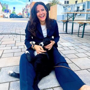 Bettina Zimmermann Instagram - Filmhunde am Set mein Glück und der Horror der Kostümabteilung….
Ab heute laufen übrigens  wieder neue Folgen „Ein Fall für Zwei“ immer freitags 20:15 Uhr im ZDF. #hundeliebe #filmhunde @zdfmediathek @odeonfiction @antoinemonot @wanjamues  #effz #frankfurt