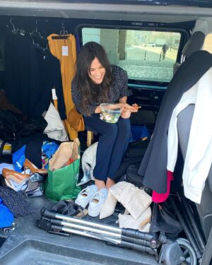 Bettina Zimmermann Instagram - Da wollte man sich nur ein stilles Plätzchen zum Naschen suchen und prompt wird man erwischt…. Habt einen schönen Sonntag…. Und vergesst das Lachen nicht, auch wenn es gerade in diesen Zeiten schwer fällt…. #work #setlife