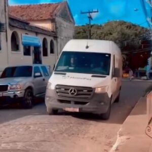 Betty Gofman Instagram - Amores, vocês já ouviram falar da maravilhosa @moovipet.com.br que tem me ajudado muito transportando bichinhos que resgato aqui no Rio de Janeiro, levando pra adoções incríveis em outros estados??

Agora, a MooviPet está doando o transporte sem custo nenhum, para que os bichinhos resgatados na imensa tragédia do Rio Grande do Sul tenham chance de conseguir adoção em outros estados também!!

Minha parceira maravilhosa, mais uma vez mostrando que faz o trabalho que faz com muito amor, e que a solidariedade e compaixão vem muito antes do dinheiro .
Parabéns meus queridos!!!
