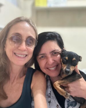 Betty Gofman Instagram - Essa veterinária maravilhosa @adrienefirmo , ultrassonografista incrível, agora é a nova dona da @cannegatto , clínica espetacular 24 horas que fica na Tijuca.  Alem disso tudo, é uma mestra generosa que está formando muita gente bacana como ela. Agradeço a essa minha amiga querida, que não passa um dia sem me ajudar a salvar um bichinho. Te adoro e tenho muita sorte desse nosso encontro na vida.  Gente, a @cannegatto agora, sob essa nova direção, está praticando preços mais acessíveis, mas com a qualidade de sempre. E com muito muito muito amor pelo que faz!!🧡🧡🧡🧡🧡🧡