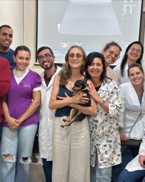 Betty Gofman Instagram - Essa veterinária maravilhosa @adrienefirmo , ultrassonografista incrível, agora é a nova dona da @cannegatto , clínica espetacular 24 horas que fica na Tijuca.  Alem disso tudo, é uma mestra generosa que está formando muita gente bacana como ela. Agradeço a essa minha amiga querida, que não passa um dia sem me ajudar a salvar um bichinho. Te adoro e tenho muita sorte desse nosso encontro na vida.  Gente, a @cannegatto agora, sob essa nova direção, está praticando preços mais acessíveis, mas com a qualidade de sempre. E com muito muito muito amor pelo que faz!!🧡🧡🧡🧡🧡🧡