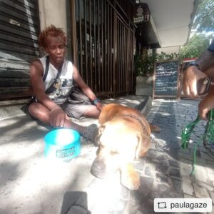 Betty Gofman Instagram - #REPOST @paulagaze with @get__repost__app  Até onde vai a maldade do ser humano? Esse cão foi doado ao morador em situação de rua por uma mulher que mora no Humaitá. O morador em situação de rua já passou por internações no Pinel e claramente continua precisando de tratamento. Não pode ficar na rua. Ele não consegue cuidar do cachorro e nem dele. Se alguém souber como ajudar essa pessoa e quiser ajudar também o cãozinho, pode entrar em contato comigo ou com o @guga_ungerer também. O cachorro quase foi atropelado hoje e o morador está completamente desnorteado. #repostios #repostw10.  INACREDITÁVEL. QUEM PODE AJUDAR ??
@osindefesos @ongparaisodosfocinhos