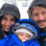 Beyza Şekerci Instagram – Bu hikaye 5 yıllık⛷️ İlk fotoğraf birkaç saat öncesinin🙌🏻
Biz zaten yıllardır müptelasıydık, Engin ile ilk günden beri hayatımızda hep vardı kayak, Can doğunca tempo düşer mi acaba derken işi terse çevirmişiz, şimdi daha iyi anlıyorum. İyiki de yapmışız🫶🏻❄️☃️
Bugün artık 3’ümüz birlikte kayabiliyoruz, 
Can’ın yolu biraz daha var ama cesareti ve inancını görünce dedim ki doğru yoldayız⛷️
👉🏻Fotoğrafları kaydırırsanız 5 yıllık bir özet sizi bekliyor🫶🏻