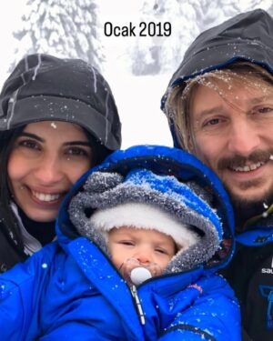 Beyza Şekerci Instagram - Bu hikaye 5 yıllık⛷️ İlk fotoğraf birkaç saat öncesinin🙌🏻
Biz zaten yıllardır müptelasıydık, Engin ile ilk günden beri hayatımızda hep vardı kayak, Can doğunca tempo düşer mi acaba derken işi terse çevirmişiz, şimdi daha iyi anlıyorum. İyiki de yapmışız🫶🏻❄️☃️
Bugün artık 3’ümüz birlikte kayabiliyoruz, 
Can’ın yolu biraz daha var ama cesareti ve inancını görünce dedim ki doğru yoldayız⛷️
👉🏻Fotoğrafları kaydırırsanız 5 yıllık bir özet sizi bekliyor🫶🏻