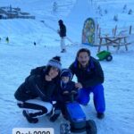 Beyza Şekerci Instagram – Bu hikaye 5 yıllık⛷️ İlk fotoğraf birkaç saat öncesinin🙌🏻
Biz zaten yıllardır müptelasıydık, Engin ile ilk günden beri hayatımızda hep vardı kayak, Can doğunca tempo düşer mi acaba derken işi terse çevirmişiz, şimdi daha iyi anlıyorum. İyiki de yapmışız🫶🏻❄️☃️
Bugün artık 3’ümüz birlikte kayabiliyoruz, 
Can’ın yolu biraz daha var ama cesareti ve inancını görünce dedim ki doğru yoldayız⛷️
👉🏻Fotoğrafları kaydırırsanız 5 yıllık bir özet sizi bekliyor🫶🏻