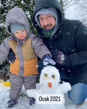 Beyza Şekerci Instagram - Bu hikaye 5 yıllık⛷️ İlk fotoğraf birkaç saat öncesinin🙌🏻
Biz zaten yıllardır müptelasıydık, Engin ile ilk günden beri hayatımızda hep vardı kayak, Can doğunca tempo düşer mi acaba derken işi terse çevirmişiz, şimdi daha iyi anlıyorum. İyiki de yapmışız🫶🏻❄️☃️
Bugün artık 3’ümüz birlikte kayabiliyoruz, 
Can’ın yolu biraz daha var ama cesareti ve inancını görünce dedim ki doğru yoldayız⛷️
👉🏻Fotoğrafları kaydırırsanız 5 yıllık bir özet sizi bekliyor🫶🏻