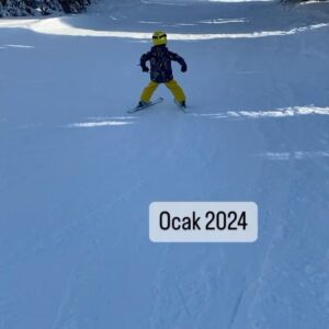 Beyza Şekerci Instagram - Bu hikaye 5 yıllık⛷️ İlk fotoğraf birkaç saat öncesinin🙌🏻
Biz zaten yıllardır müptelasıydık, Engin ile ilk günden beri hayatımızda hep vardı kayak, Can doğunca tempo düşer mi acaba derken işi terse çevirmişiz, şimdi daha iyi anlıyorum. İyiki de yapmışız🫶🏻❄️☃️
Bugün artık 3’ümüz birlikte kayabiliyoruz, 
Can’ın yolu biraz daha var ama cesareti ve inancını görünce dedim ki doğru yoldayız⛷️
👉🏻Fotoğrafları kaydırırsanız 5 yıllık bir özet sizi bekliyor🫶🏻