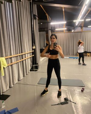 Beyza Şekerci Instagram - Hayatının çok uzunca bir kısmını hep hareket ederek geçirmiş biri olarak, dans ettiğim yıllar da dahil olmak üzere antrenman yapmaktan ve bedenime bakmaktan hep keyif aldım. Bunu yaparken de beslenme düzenime kendimi strese sokmadan dikkat ettim. Bunun hem bedensel hem ruhsal olarak faydasını çok gördüm. İlk bozulmalar, pandeminin başlamasıyla daha az hareket etmek ve bilinmezliğin yarattığı depresif duygularla beslenme dengesizliğim oldu. 
Sadece kilo alımı değil sağlığım da bir küçük bu rüzgardan etkilendi. Ve bu, ağızda büyüyen bir lokma gibi ertelediğim bir konu haline geldi. Bu süre boyunca daha düzenli spor yapıp sonra hiç yapmadığım aylar oldu. Yürümeye üşendiğim günleri söylemiyorum bile🤭 Sabah yataktan zor kalkmamın sebebini aradım durdum. 
Aslında herşey çok açıktı🙌🏻 Hareket..

Bedenim bana yıllarca yaptıklarımı hatırlattı, cepten yediklerin senin olsun sadede gel dedi🫣
1 Aralık sabahı Gökçen’in @studioin.in de yaptığı grup dersine katıldım ilk kez @gokcenarikan 🫶🏻
Ders sonu mutluluktan gözyaşları içinde çıktım, o ağlama duygusu kas hafızamın bana hatırlattıklarıydı.. 
Bunu hayatında bir kez bile yaşamış herkesin beni anlayabileceğine eminim. Evet çok zorlandım, hala da zorlanıyorum. Bir ay oldu hala tüm kaslarım tutuk ve ağrılı.
“Kızım sana bişey olmaz sen toparlarsın hemen” dendi hep bana, bir yerlerde buna da güveniyormuşum ama o iş öyle değilmiş. Yaş almak, çocuk doğurmak, metabolizma hızının değişmesi ve en fenası da hep çalışan bir bedenin aniden durması, normal bir bedenin başlangıcından daha sancılı oluyormuş. Buna aslında bile bile izin vermişim. 
Şimdi daha iyi anlıyorum😳

Bunları niye mi anlatıyorum? Benim gibi hissedip hareket almak isteyen birileri varsa lütfen ertelemesin ve içindeki sesi dinleyip karar verebilsin diye.. Bedenin bize sunduklarını görmezden gelemeyiz. 
Hem ruhsal hem fiziksel bir yenilenmenin tüm gerçek enerjinizi ortaya çıkaracağından emin olun.. 

Sene biterken kendime yaptığım bu yolculuğun çok başındayım, yol uzun ve zor ama çok güzel.. Kas ağrılarım sizi de çok seviyorum👊🏻🥳