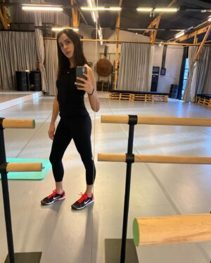 Beyza Şekerci Instagram - Hayatının çok uzunca bir kısmını hep hareket ederek geçirmiş biri olarak, dans ettiğim yıllar da dahil olmak üzere antrenman yapmaktan ve bedenime bakmaktan hep keyif aldım. Bunu yaparken de beslenme düzenime kendimi strese sokmadan dikkat ettim. Bunun hem bedensel hem ruhsal olarak faydasını çok gördüm. İlk bozulmalar, pandeminin başlamasıyla daha az hareket etmek ve bilinmezliğin yarattığı depresif duygularla beslenme dengesizliğim oldu. 
Sadece kilo alımı değil sağlığım da bir küçük bu rüzgardan etkilendi. Ve bu, ağızda büyüyen bir lokma gibi ertelediğim bir konu haline geldi. Bu süre boyunca daha düzenli spor yapıp sonra hiç yapmadığım aylar oldu. Yürümeye üşendiğim günleri söylemiyorum bile🤭 Sabah yataktan zor kalkmamın sebebini aradım durdum. 
Aslında herşey çok açıktı🙌🏻 Hareket..

Bedenim bana yıllarca yaptıklarımı hatırlattı, cepten yediklerin senin olsun sadede gel dedi🫣
1 Aralık sabahı Gökçen’in @studioin.in de yaptığı grup dersine katıldım ilk kez @gokcenarikan 🫶🏻
Ders sonu mutluluktan gözyaşları içinde çıktım, o ağlama duygusu kas hafızamın bana hatırlattıklarıydı.. 
Bunu hayatında bir kez bile yaşamış herkesin beni anlayabileceğine eminim. Evet çok zorlandım, hala da zorlanıyorum. Bir ay oldu hala tüm kaslarım tutuk ve ağrılı.
“Kızım sana bişey olmaz sen toparlarsın hemen” dendi hep bana, bir yerlerde buna da güveniyormuşum ama o iş öyle değilmiş. Yaş almak, çocuk doğurmak, metabolizma hızının değişmesi ve en fenası da hep çalışan bir bedenin aniden durması, normal bir bedenin başlangıcından daha sancılı oluyormuş. Buna aslında bile bile izin vermişim. 
Şimdi daha iyi anlıyorum😳

Bunları niye mi anlatıyorum? Benim gibi hissedip hareket almak isteyen birileri varsa lütfen ertelemesin ve içindeki sesi dinleyip karar verebilsin diye.. Bedenin bize sunduklarını görmezden gelemeyiz. 
Hem ruhsal hem fiziksel bir yenilenmenin tüm gerçek enerjinizi ortaya çıkaracağından emin olun.. 

Sene biterken kendime yaptığım bu yolculuğun çok başındayım, yol uzun ve zor ama çok güzel.. Kas ağrılarım sizi de çok seviyorum👊🏻🥳