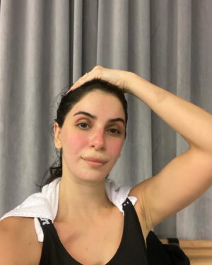 Beyza Şekerci Instagram - Hayatının çok uzunca bir kısmını hep hareket ederek geçirmiş biri olarak, dans ettiğim yıllar da dahil olmak üzere antrenman yapmaktan ve bedenime bakmaktan hep keyif aldım. Bunu yaparken de beslenme düzenime kendimi strese sokmadan dikkat ettim. Bunun hem bedensel hem ruhsal olarak faydasını çok gördüm. İlk bozulmalar, pandeminin başlamasıyla daha az hareket etmek ve bilinmezliğin yarattığı depresif duygularla beslenme dengesizliğim oldu. 
Sadece kilo alımı değil sağlığım da bir küçük bu rüzgardan etkilendi. Ve bu, ağızda büyüyen bir lokma gibi ertelediğim bir konu haline geldi. Bu süre boyunca daha düzenli spor yapıp sonra hiç yapmadığım aylar oldu. Yürümeye üşendiğim günleri söylemiyorum bile🤭 Sabah yataktan zor kalkmamın sebebini aradım durdum. 
Aslında herşey çok açıktı🙌🏻 Hareket..

Bedenim bana yıllarca yaptıklarımı hatırlattı, cepten yediklerin senin olsun sadede gel dedi🫣
1 Aralık sabahı Gökçen’in @studioin.in de yaptığı grup dersine katıldım ilk kez @gokcenarikan 🫶🏻
Ders sonu mutluluktan gözyaşları içinde çıktım, o ağlama duygusu kas hafızamın bana hatırlattıklarıydı.. 
Bunu hayatında bir kez bile yaşamış herkesin beni anlayabileceğine eminim. Evet çok zorlandım, hala da zorlanıyorum. Bir ay oldu hala tüm kaslarım tutuk ve ağrılı.
“Kızım sana bişey olmaz sen toparlarsın hemen” dendi hep bana, bir yerlerde buna da güveniyormuşum ama o iş öyle değilmiş. Yaş almak, çocuk doğurmak, metabolizma hızının değişmesi ve en fenası da hep çalışan bir bedenin aniden durması, normal bir bedenin başlangıcından daha sancılı oluyormuş. Buna aslında bile bile izin vermişim. 
Şimdi daha iyi anlıyorum😳

Bunları niye mi anlatıyorum? Benim gibi hissedip hareket almak isteyen birileri varsa lütfen ertelemesin ve içindeki sesi dinleyip karar verebilsin diye.. Bedenin bize sunduklarını görmezden gelemeyiz. 
Hem ruhsal hem fiziksel bir yenilenmenin tüm gerçek enerjinizi ortaya çıkaracağından emin olun.. 

Sene biterken kendime yaptığım bu yolculuğun çok başındayım, yol uzun ve zor ama çok güzel.. Kas ağrılarım sizi de çok seviyorum👊🏻🥳