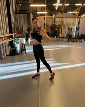 Beyza Şekerci Instagram - Hayatının çok uzunca bir kısmını hep hareket ederek geçirmiş biri olarak, dans ettiğim yıllar da dahil olmak üzere antrenman yapmaktan ve bedenime bakmaktan hep keyif aldım. Bunu yaparken de beslenme düzenime kendimi strese sokmadan dikkat ettim. Bunun hem bedensel hem ruhsal olarak faydasını çok gördüm. İlk bozulmalar, pandeminin başlamasıyla daha az hareket etmek ve bilinmezliğin yarattığı depresif duygularla beslenme dengesizliğim oldu. 
Sadece kilo alımı değil sağlığım da bir küçük bu rüzgardan etkilendi. Ve bu, ağızda büyüyen bir lokma gibi ertelediğim bir konu haline geldi. Bu süre boyunca daha düzenli spor yapıp sonra hiç yapmadığım aylar oldu. Yürümeye üşendiğim günleri söylemiyorum bile🤭 Sabah yataktan zor kalkmamın sebebini aradım durdum. 
Aslında herşey çok açıktı🙌🏻 Hareket..

Bedenim bana yıllarca yaptıklarımı hatırlattı, cepten yediklerin senin olsun sadede gel dedi🫣
1 Aralık sabahı Gökçen’in @studioin.in de yaptığı grup dersine katıldım ilk kez @gokcenarikan 🫶🏻
Ders sonu mutluluktan gözyaşları içinde çıktım, o ağlama duygusu kas hafızamın bana hatırlattıklarıydı.. 
Bunu hayatında bir kez bile yaşamış herkesin beni anlayabileceğine eminim. Evet çok zorlandım, hala da zorlanıyorum. Bir ay oldu hala tüm kaslarım tutuk ve ağrılı.
“Kızım sana bişey olmaz sen toparlarsın hemen” dendi hep bana, bir yerlerde buna da güveniyormuşum ama o iş öyle değilmiş. Yaş almak, çocuk doğurmak, metabolizma hızının değişmesi ve en fenası da hep çalışan bir bedenin aniden durması, normal bir bedenin başlangıcından daha sancılı oluyormuş. Buna aslında bile bile izin vermişim. 
Şimdi daha iyi anlıyorum😳

Bunları niye mi anlatıyorum? Benim gibi hissedip hareket almak isteyen birileri varsa lütfen ertelemesin ve içindeki sesi dinleyip karar verebilsin diye.. Bedenin bize sunduklarını görmezden gelemeyiz. 
Hem ruhsal hem fiziksel bir yenilenmenin tüm gerçek enerjinizi ortaya çıkaracağından emin olun.. 

Sene biterken kendime yaptığım bu yolculuğun çok başındayım, yol uzun ve zor ama çok güzel.. Kas ağrılarım sizi de çok seviyorum👊🏻🥳